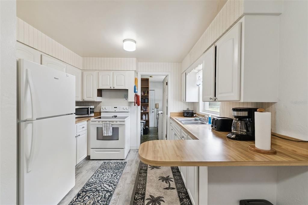 Active With Contract: $215,000 (3 beds, 2 baths, 1092 Square Feet)
