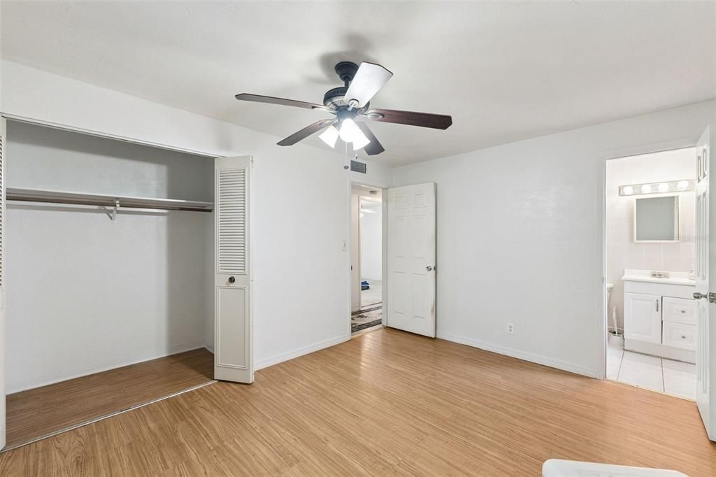 Active With Contract: $215,000 (3 beds, 2 baths, 1092 Square Feet)