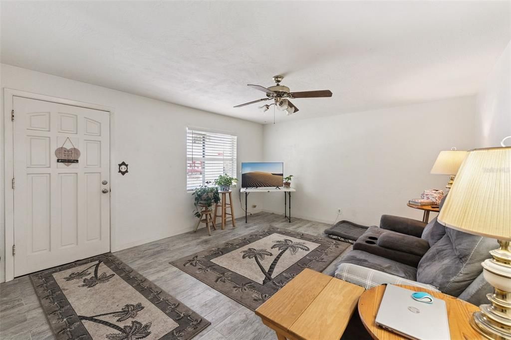 Active With Contract: $215,000 (3 beds, 2 baths, 1092 Square Feet)