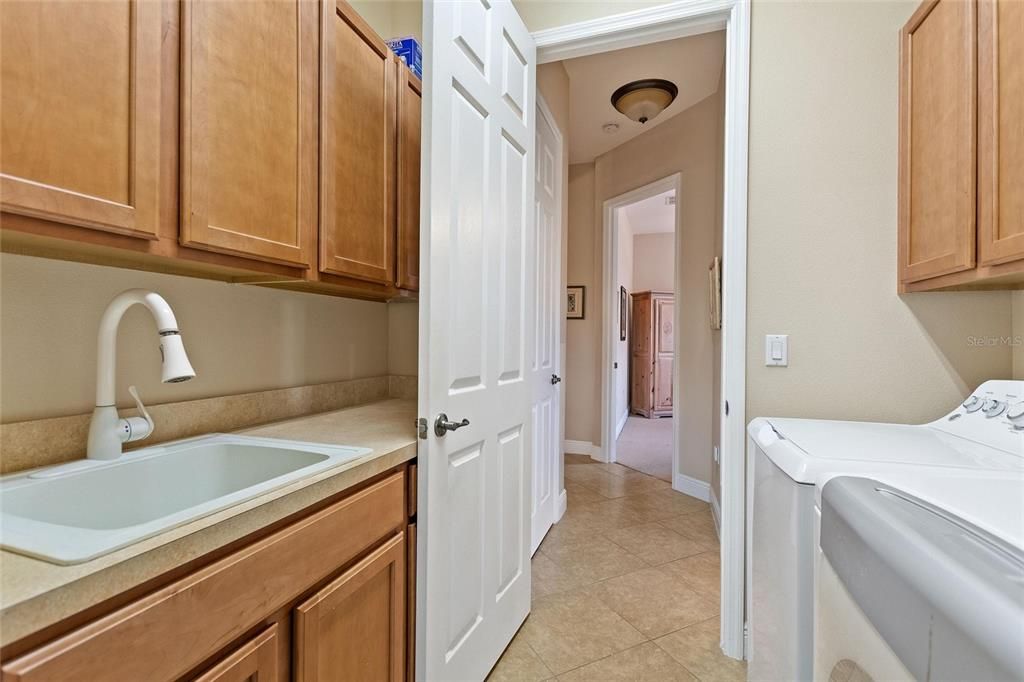 Activo con contrato: $398,500 (2 camas, 2 baños, 2343 Pies cuadrados)