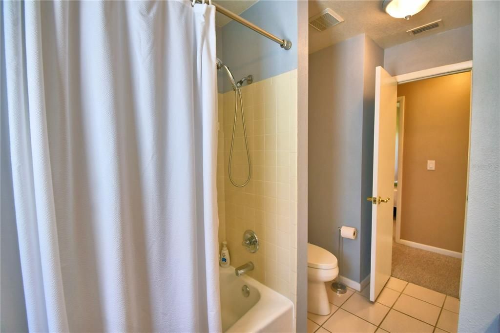 Под контрактом: $389,900 (3 спален, 2 ванн, 2161 Квадратных фут)