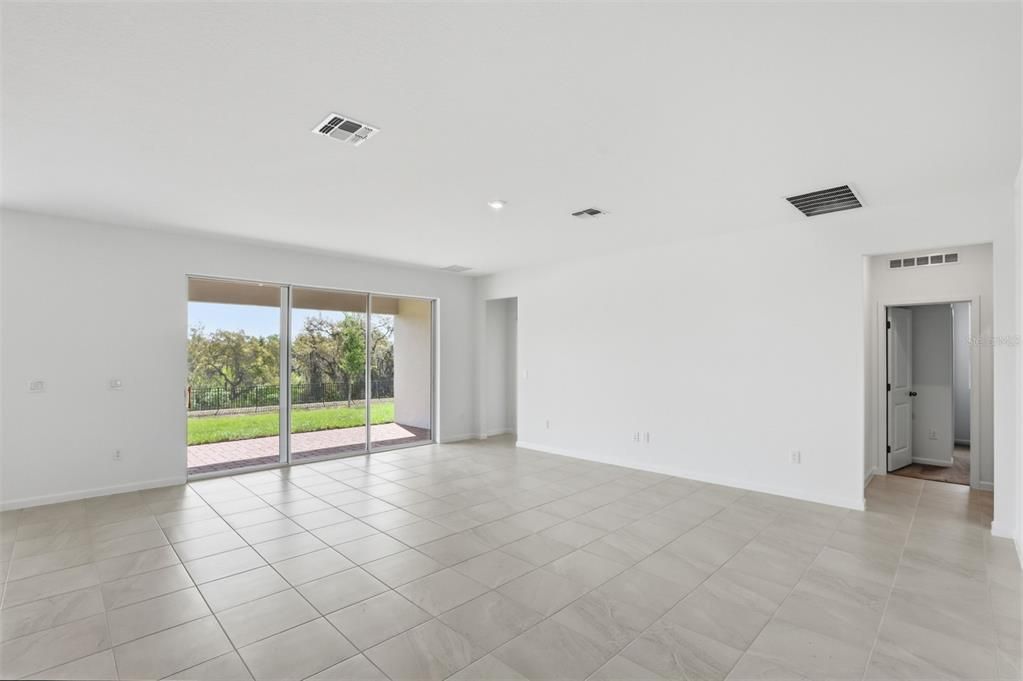 Activo con contrato: $571,990 (4 camas, 3 baños, 2278 Pies cuadrados)