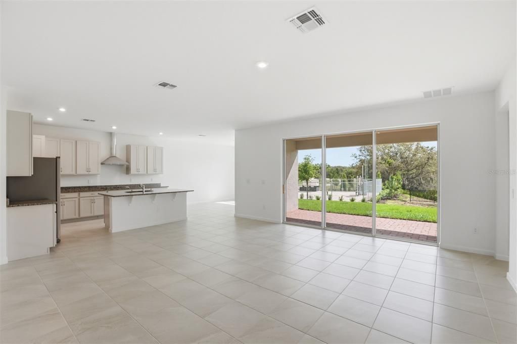 Activo con contrato: $571,990 (4 camas, 3 baños, 2278 Pies cuadrados)