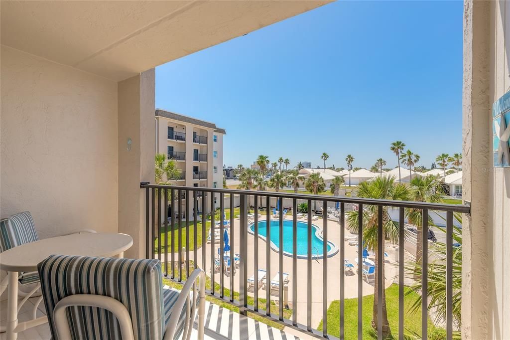 For Sale: $269,000 (2 beds, 2 baths, 1013 Square Feet)