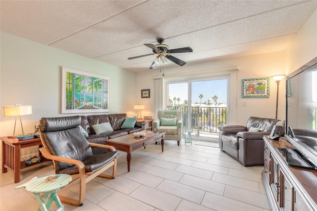 For Sale: $269,000 (2 beds, 2 baths, 1013 Square Feet)
