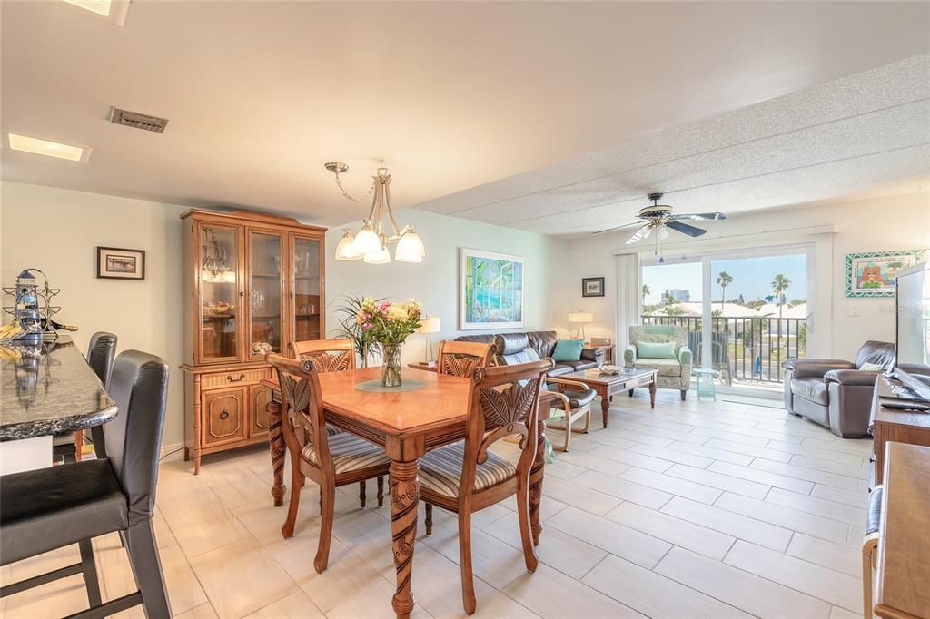 For Sale: $269,000 (2 beds, 2 baths, 1013 Square Feet)