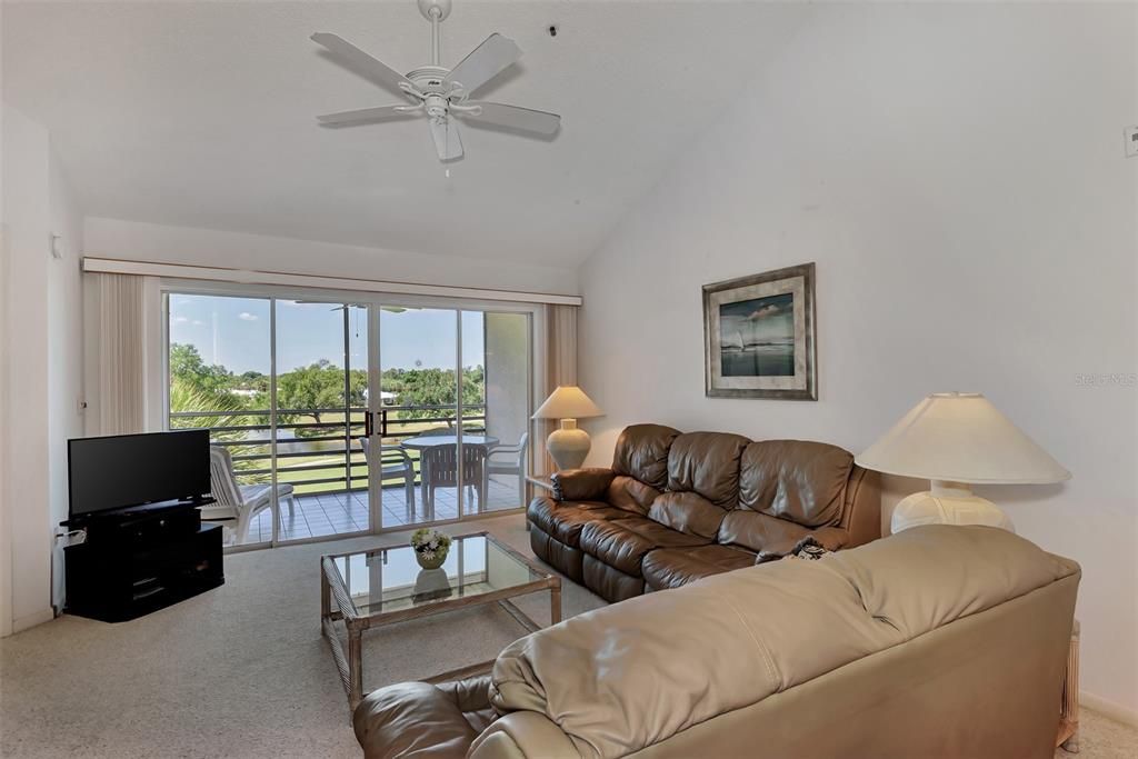 For Sale: $210,000 (2 beds, 2 baths, 997 Square Feet)