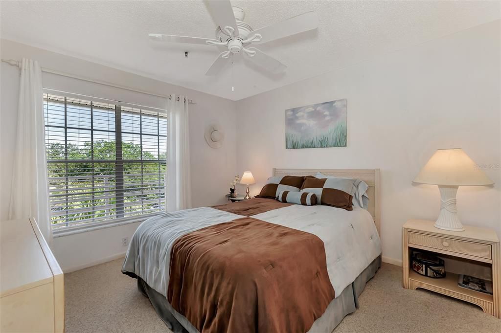 For Sale: $210,000 (2 beds, 2 baths, 997 Square Feet)