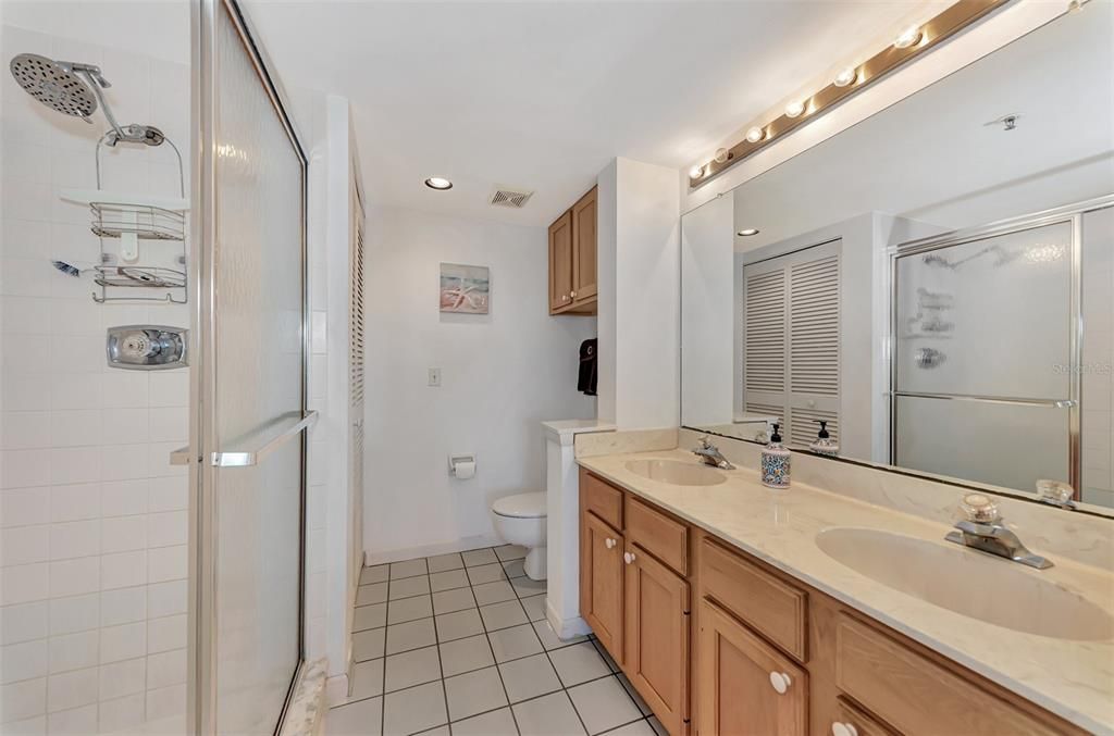 For Sale: $210,000 (2 beds, 2 baths, 997 Square Feet)