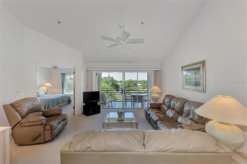 For Sale: $210,000 (2 beds, 2 baths, 997 Square Feet)