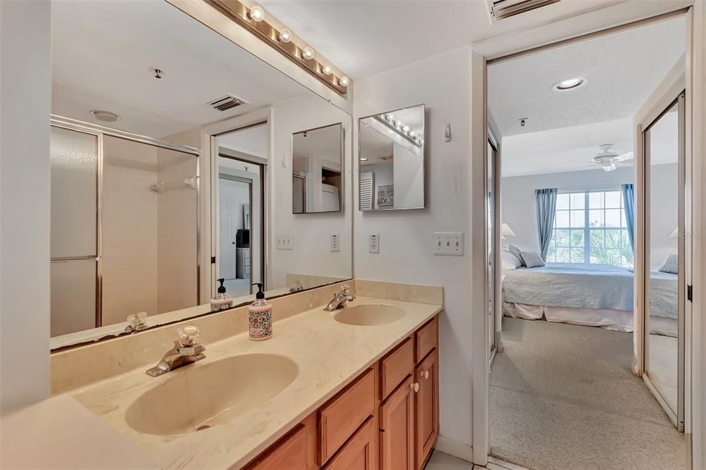 For Sale: $210,000 (2 beds, 2 baths, 997 Square Feet)