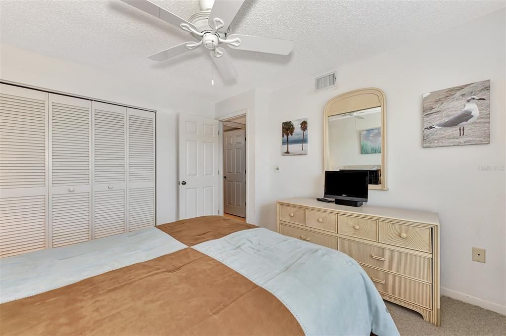 For Sale: $210,000 (2 beds, 2 baths, 997 Square Feet)