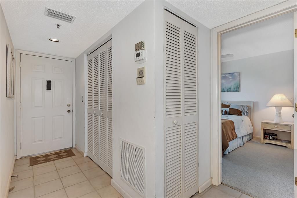 For Sale: $210,000 (2 beds, 2 baths, 997 Square Feet)
