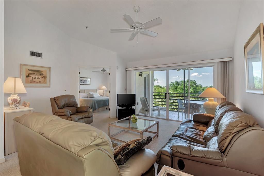 For Sale: $210,000 (2 beds, 2 baths, 997 Square Feet)