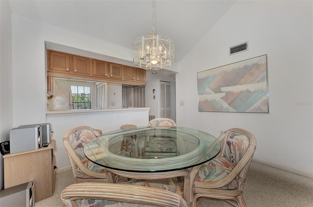 For Sale: $210,000 (2 beds, 2 baths, 997 Square Feet)