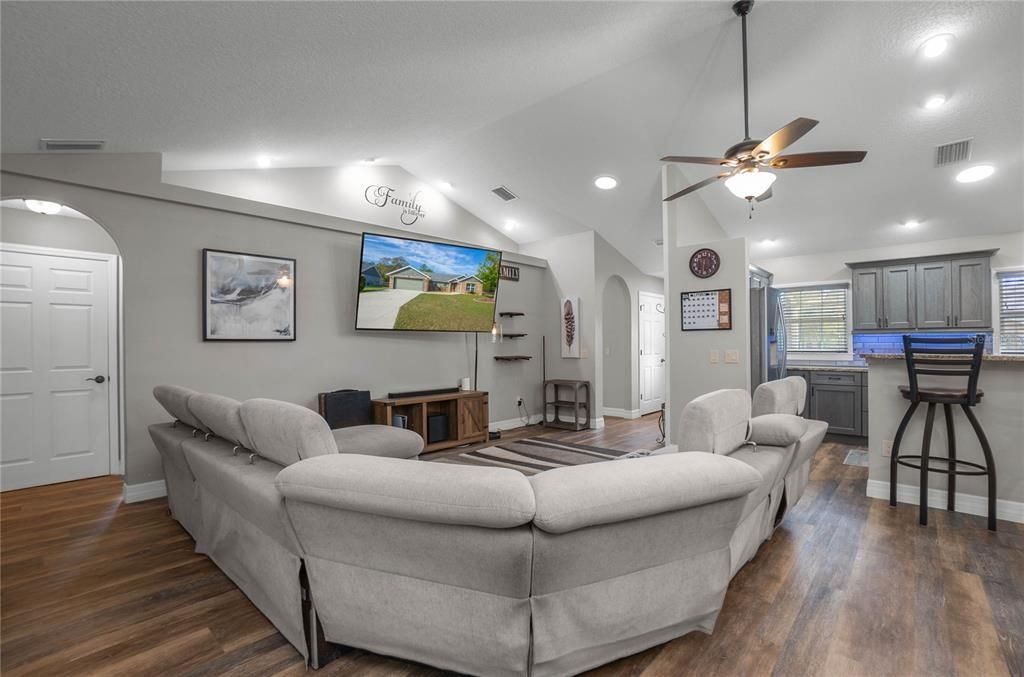 For Sale: $370,000 (4 beds, 3 baths, 2079 Square Feet)