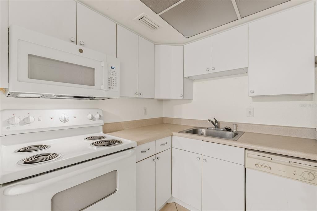 For Sale: $130,000 (2 beds, 2 baths, 972 Square Feet)