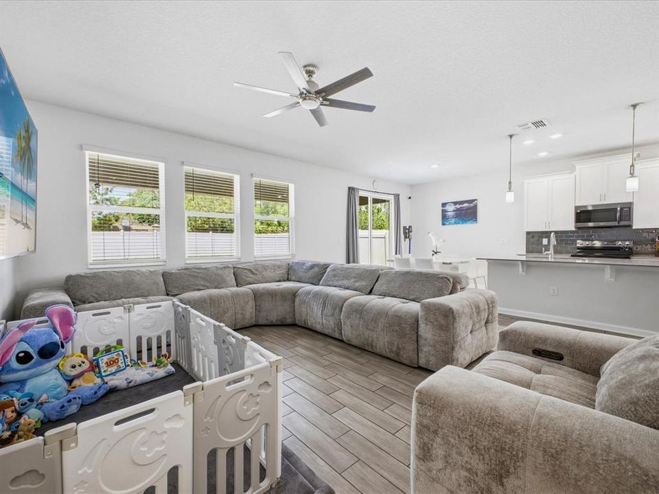 Activo con contrato: $540,000 (5 camas, 3 baños, 2607 Pies cuadrados)
