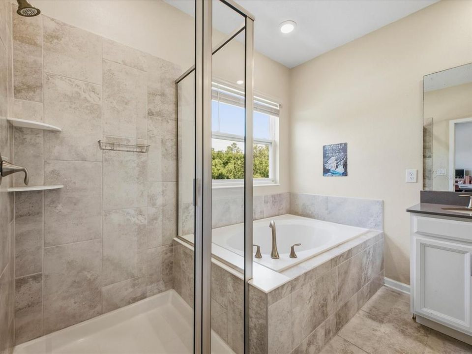 Activo con contrato: $540,000 (5 camas, 3 baños, 2607 Pies cuadrados)