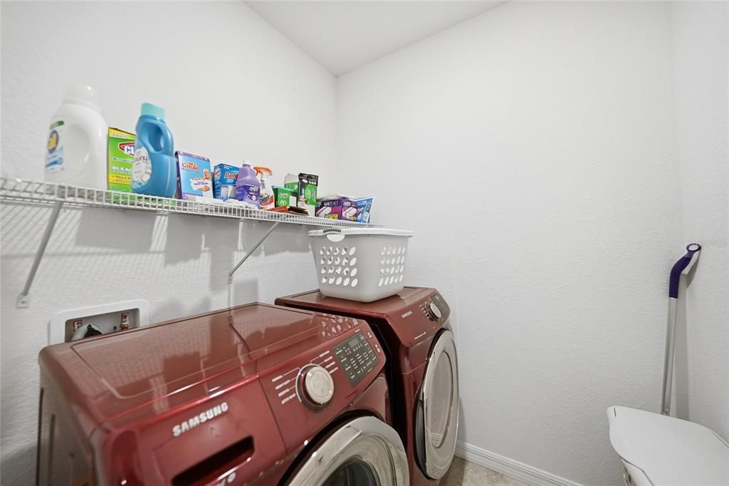 Activo con contrato: $299,900 (4 camas, 2 baños, 1865 Pies cuadrados)