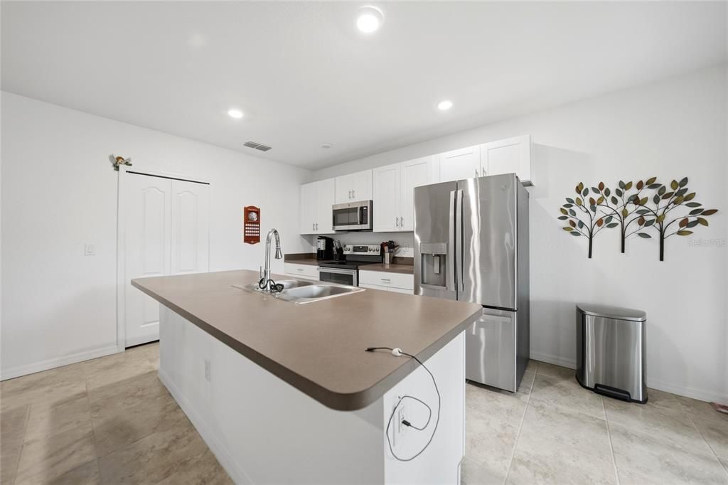 Activo con contrato: $299,900 (4 camas, 2 baños, 1865 Pies cuadrados)
