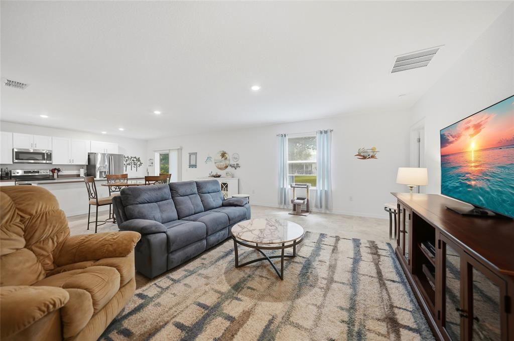 Activo con contrato: $299,900 (4 camas, 2 baños, 1865 Pies cuadrados)