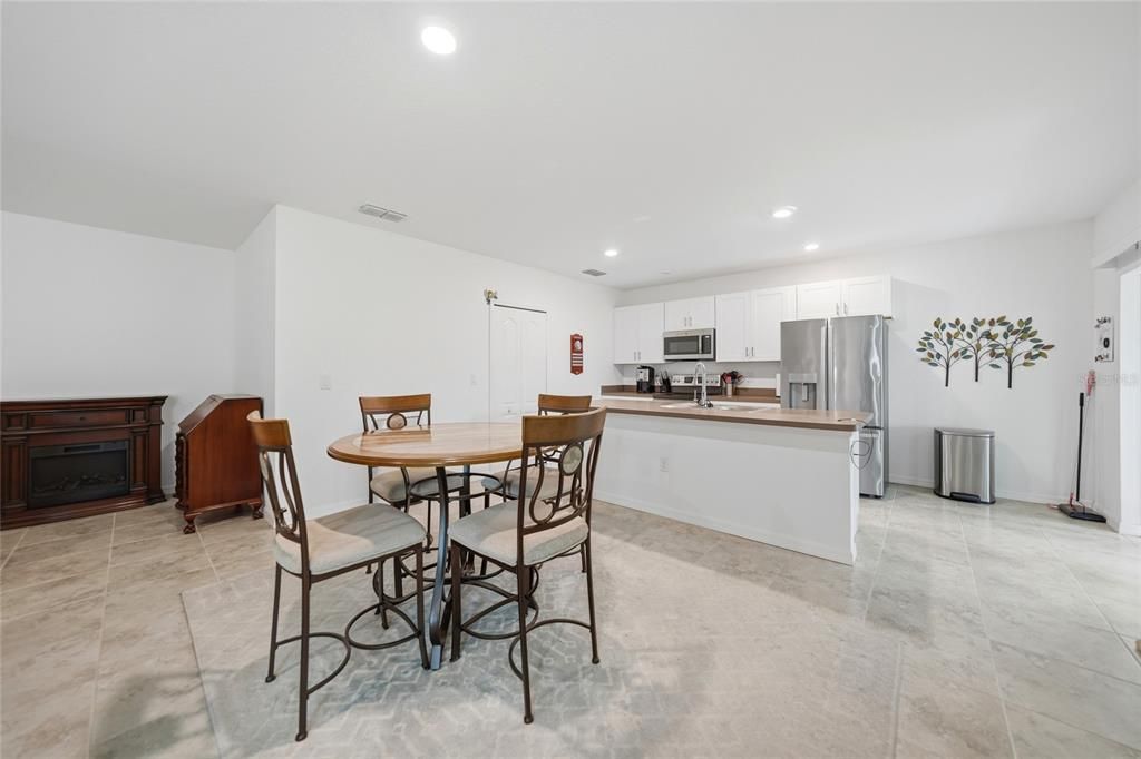 Activo con contrato: $299,900 (4 camas, 2 baños, 1865 Pies cuadrados)
