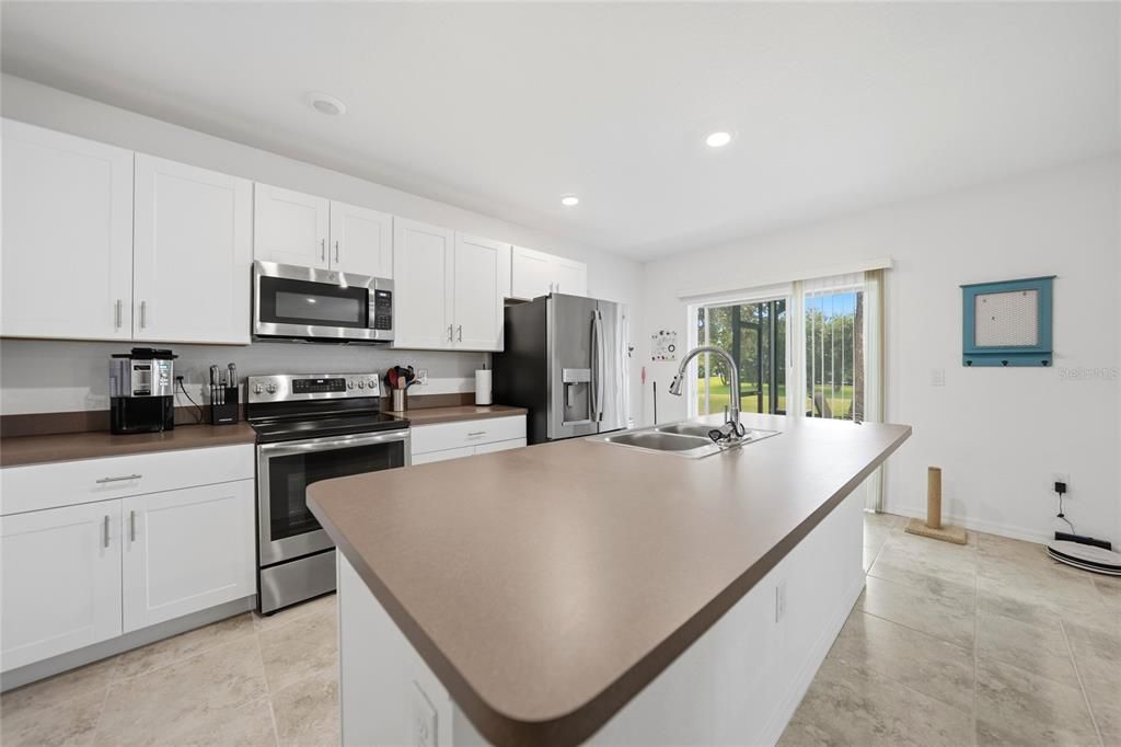 Activo con contrato: $299,900 (4 camas, 2 baños, 1865 Pies cuadrados)
