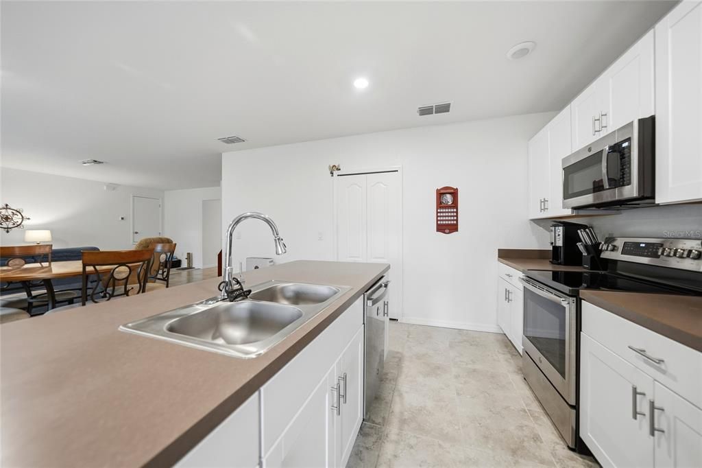 Activo con contrato: $299,900 (4 camas, 2 baños, 1865 Pies cuadrados)