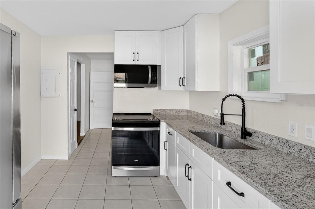 For Rent: $1,750 (2 beds, 1 baths, 957 Square Feet)