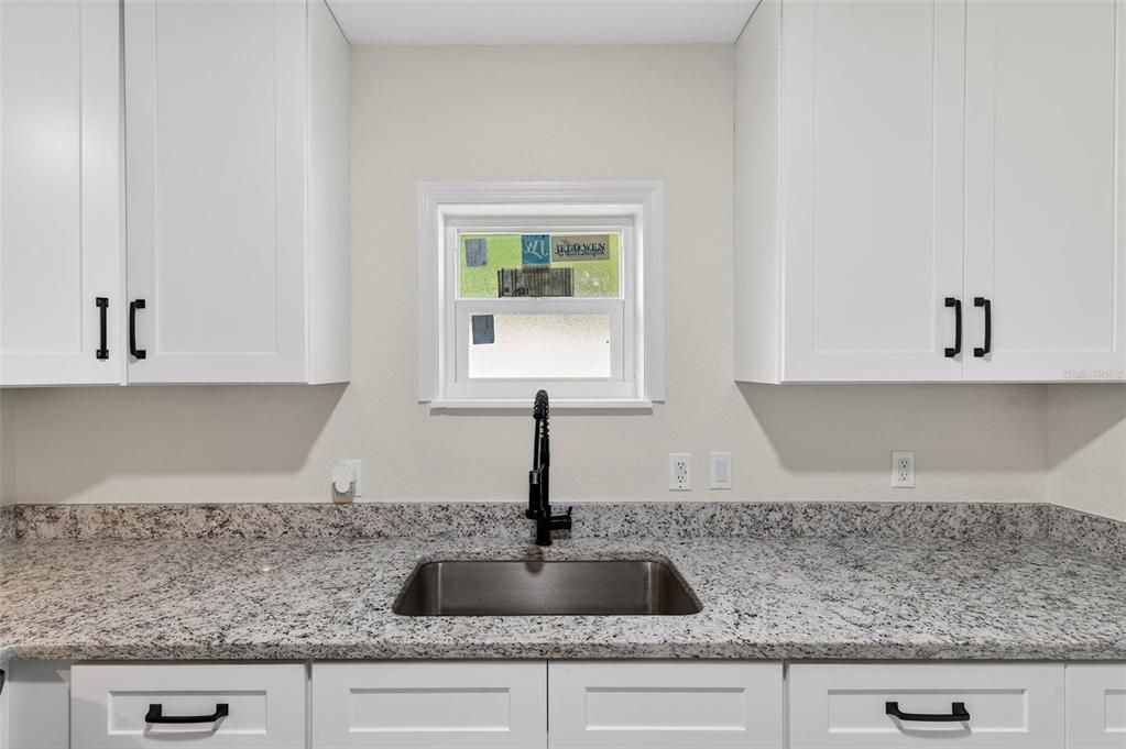 For Rent: $1,750 (2 beds, 1 baths, 957 Square Feet)