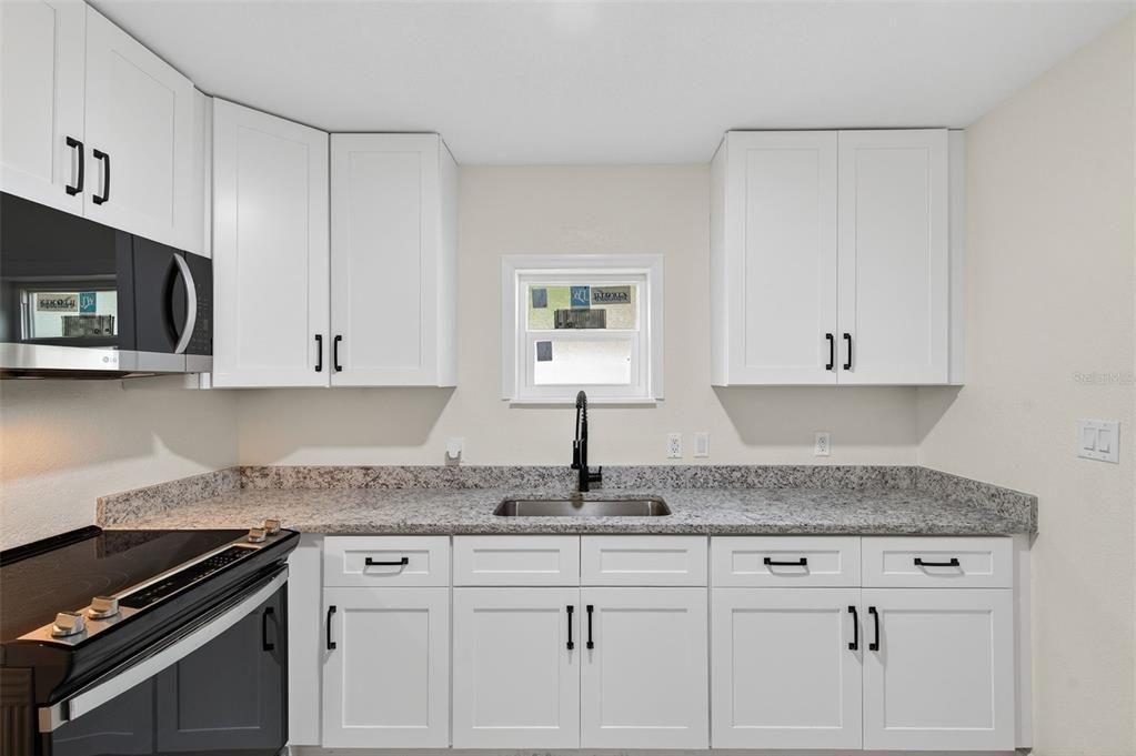 For Rent: $1,750 (2 beds, 1 baths, 957 Square Feet)