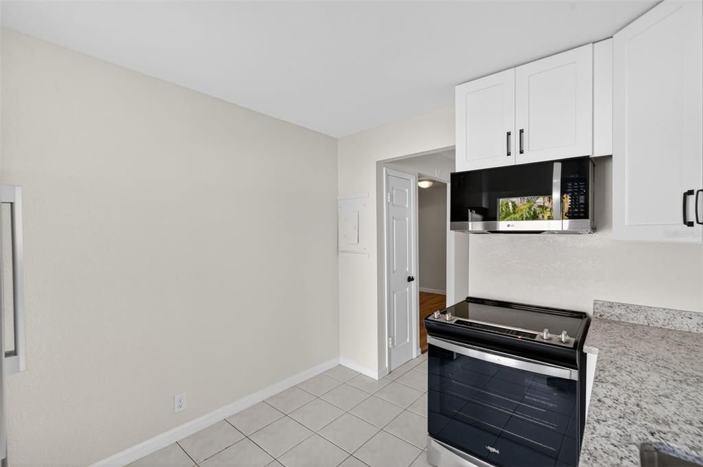 For Rent: $1,750 (2 beds, 1 baths, 957 Square Feet)