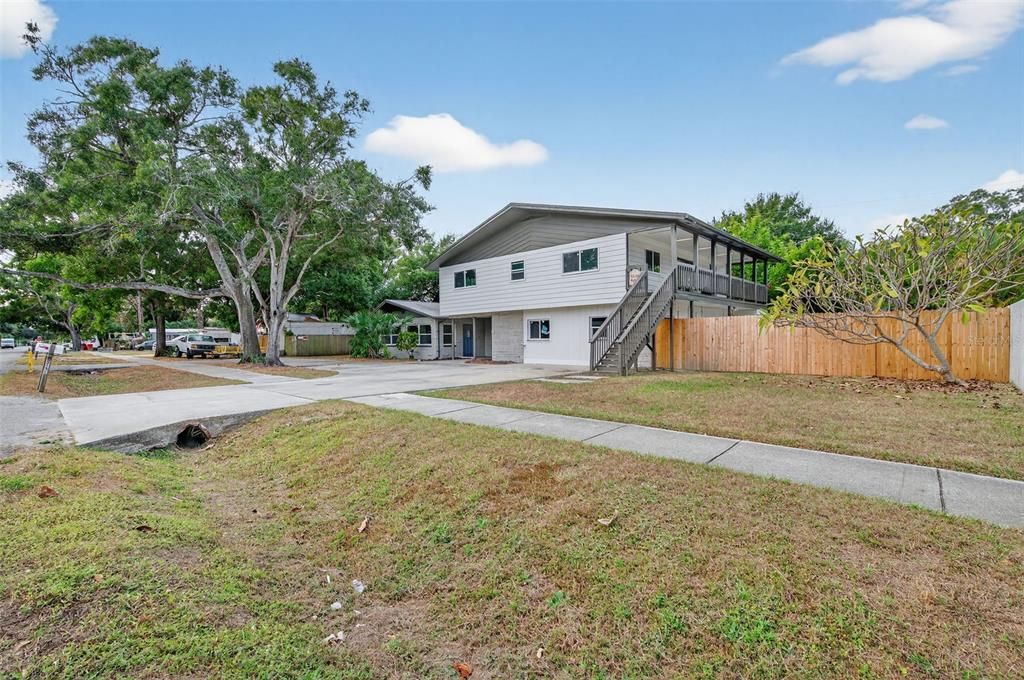 For Rent: $1,750 (2 beds, 1 baths, 957 Square Feet)