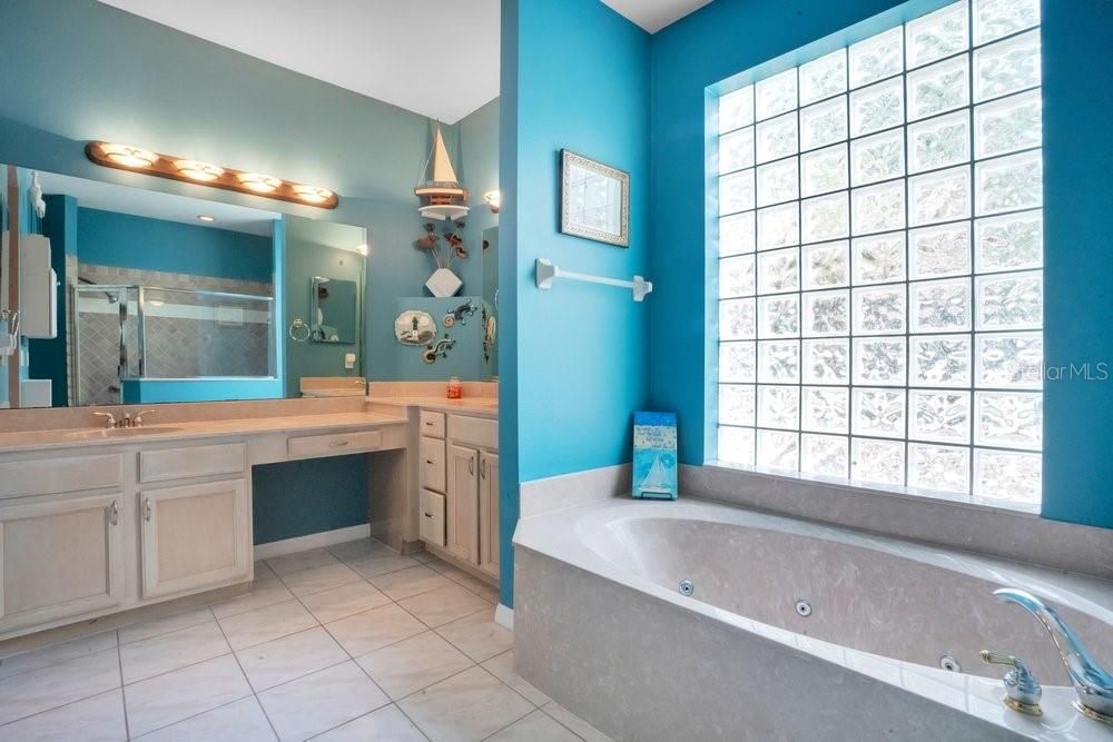 Activo con contrato: $720,000 (5 camas, 4 baños, 2796 Pies cuadrados)