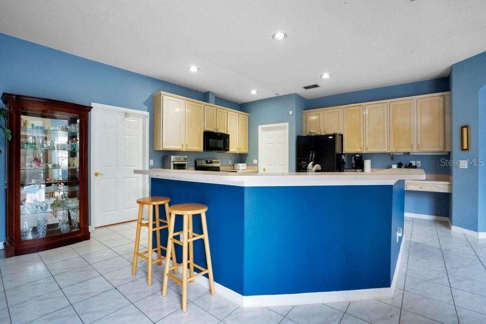 Activo con contrato: $720,000 (5 camas, 4 baños, 2796 Pies cuadrados)