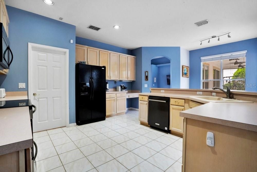 Activo con contrato: $720,000 (5 camas, 4 baños, 2796 Pies cuadrados)