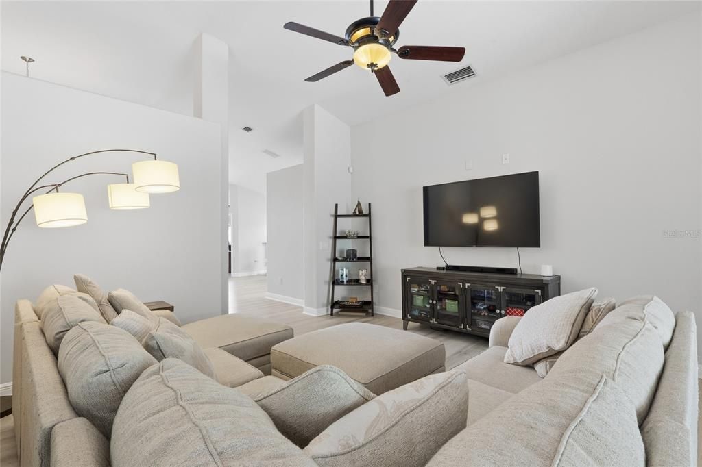 Activo con contrato: $499,900 (4 camas, 3 baños, 2641 Pies cuadrados)