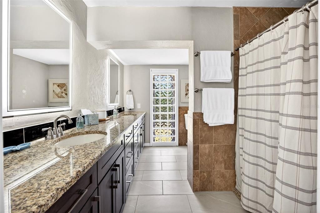 合同活跃: $599,000 (3 贝兹, 3 浴室, 1849 平方英尺)