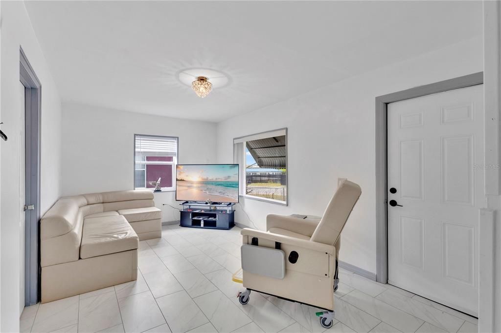 For Sale: $160,000 (2 beds, 1 baths, 660 Square Feet)