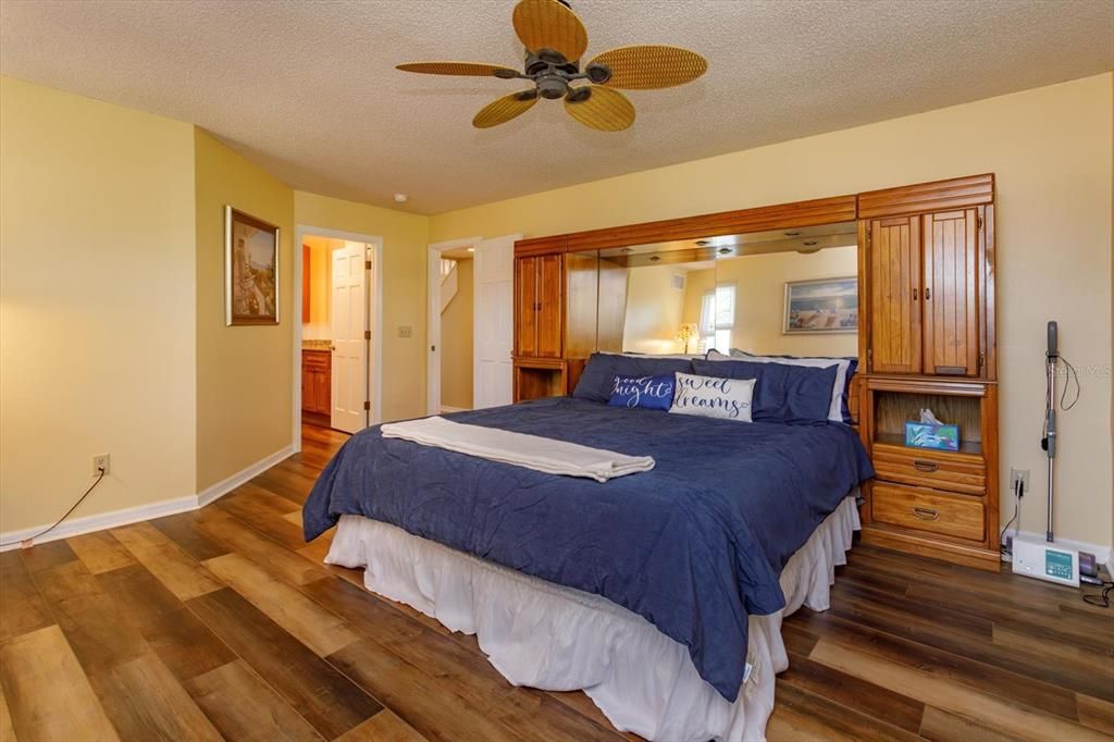 Activo con contrato: $560,000 (4 camas, 2 baños, 2401 Pies cuadrados)