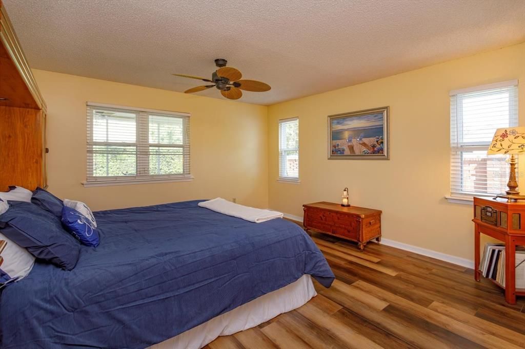 Activo con contrato: $560,000 (4 camas, 2 baños, 2401 Pies cuadrados)