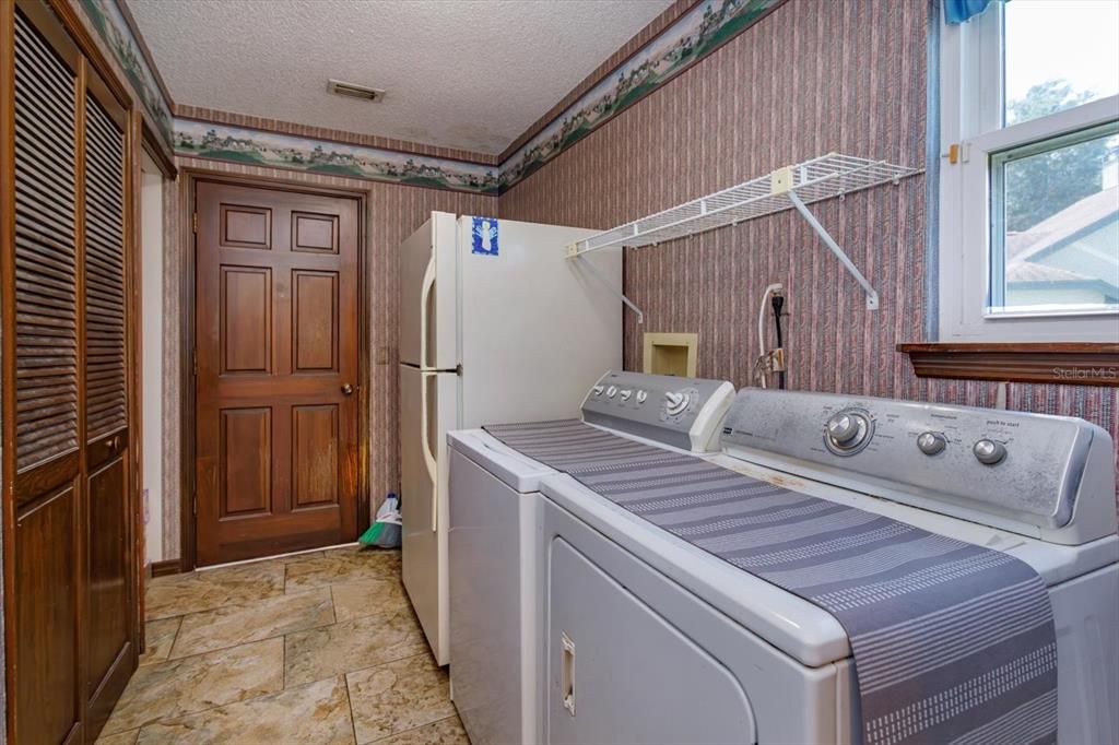 Activo con contrato: $560,000 (4 camas, 2 baños, 2401 Pies cuadrados)