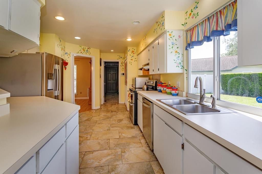 Activo con contrato: $560,000 (4 camas, 2 baños, 2401 Pies cuadrados)