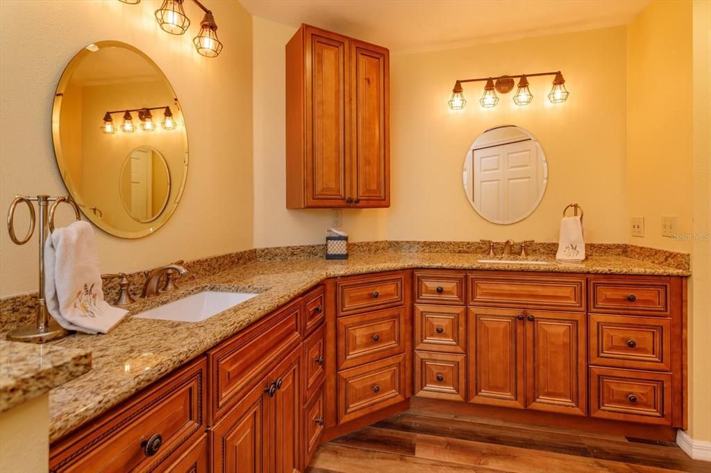 Activo con contrato: $560,000 (4 camas, 2 baños, 2401 Pies cuadrados)