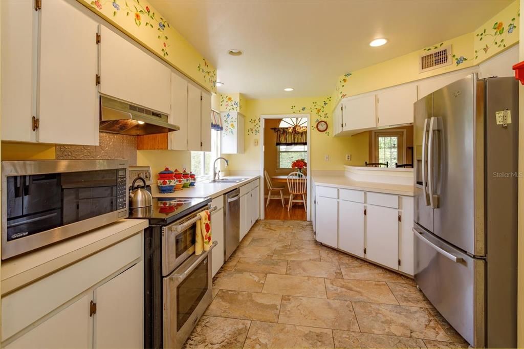 Activo con contrato: $560,000 (4 camas, 2 baños, 2401 Pies cuadrados)