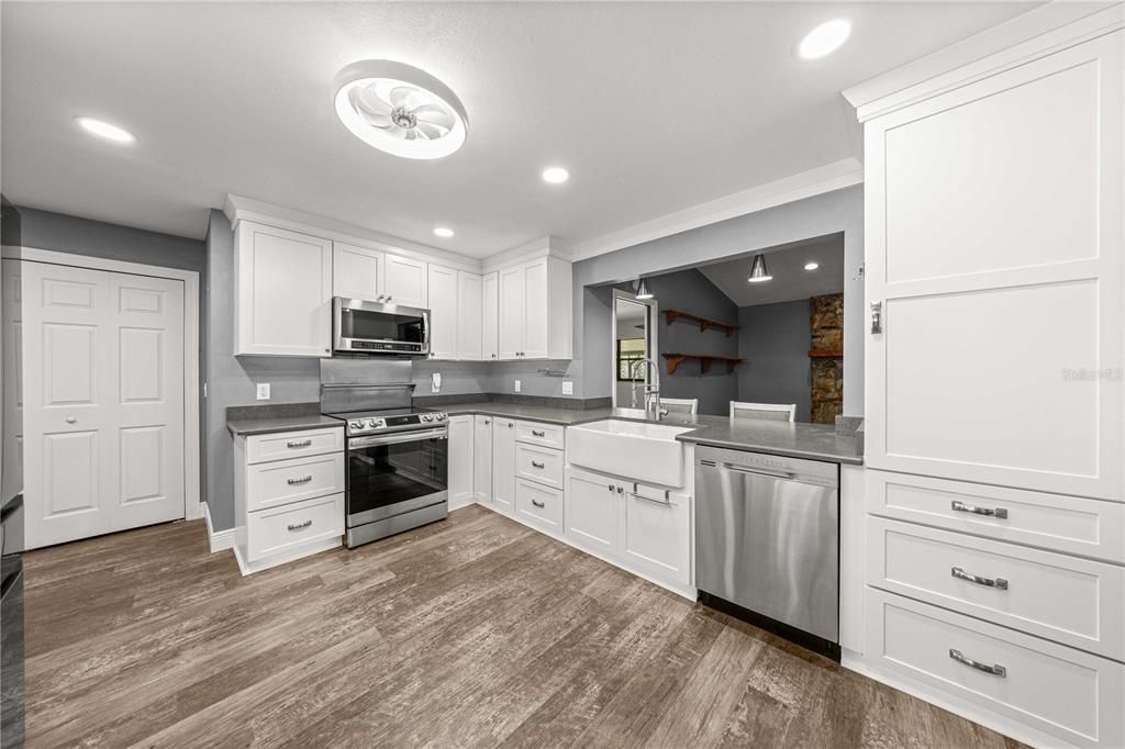 Active With Contract: $410,000 (3 beds, 2 baths, 1890 Square Feet)