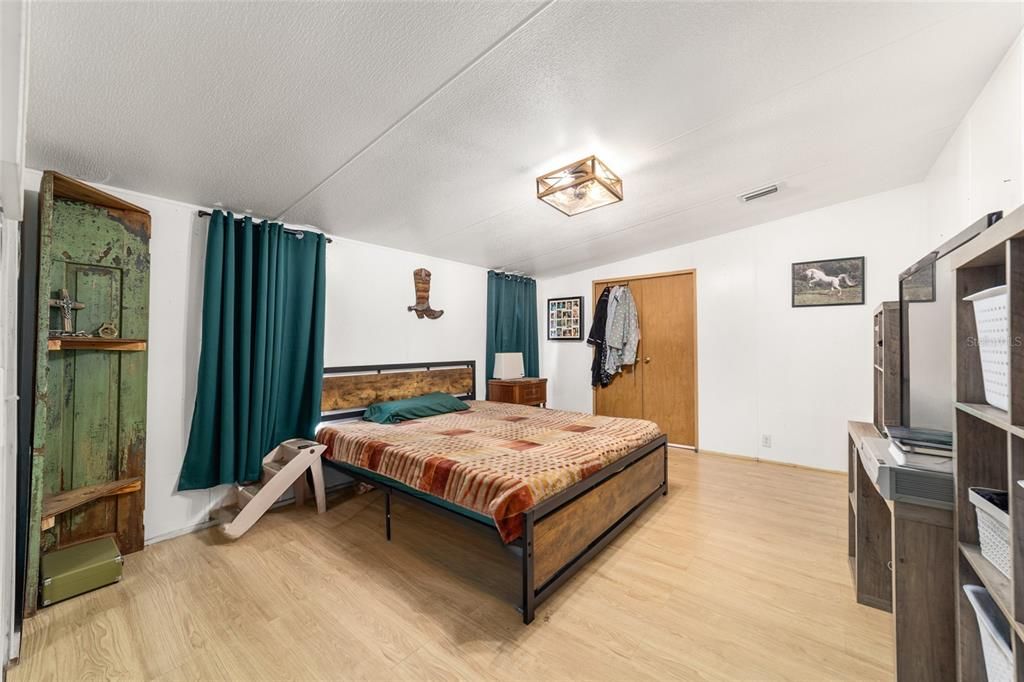 For Sale: $399,900 (4 beds, 3 baths, 2052 Square Feet)