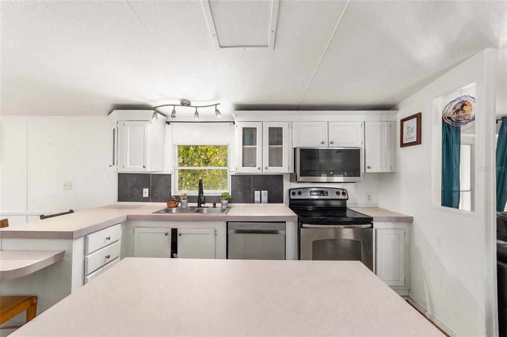 For Sale: $399,900 (4 beds, 3 baths, 2052 Square Feet)