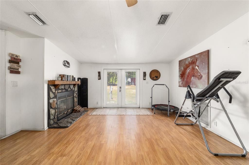For Sale: $399,900 (4 beds, 3 baths, 2052 Square Feet)